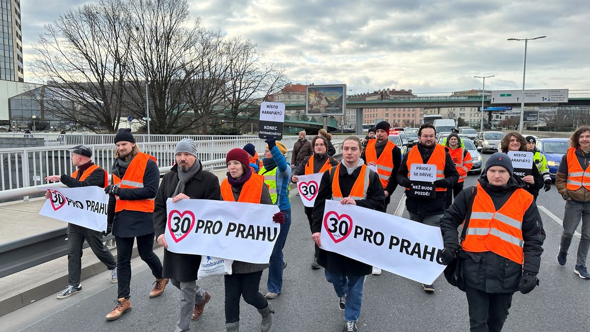 Patnáct aktivistů zablokovalo v Praze v ranní špičce magistrálu